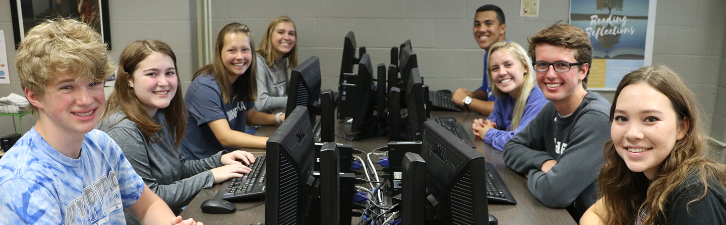 الطلاب في مختبر الكمبيوتر
